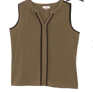 Calvin Klein
Split Collar Contrast Piped Blouse